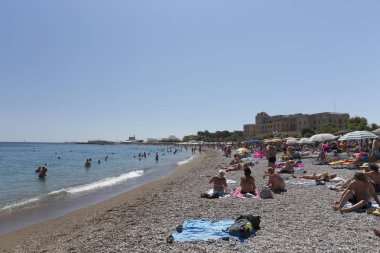 Rhodes, Yunanistan - 26 Ağustos 2017: Turist akvaryum, Rodos şehir merkezi arasında alanlarından birinin Mandraki en yakın sahile Elli Plajı yüzüyor. Akdeniz'in en güzel Plajı