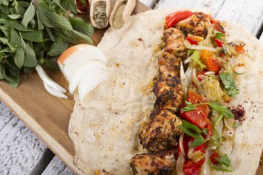 Türkçe ve Arapça geleneksel ramazan ızgara tavuk kebap rulo sarma için hazır 