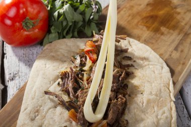 Et, peynir ve domates ile lezzetli kebap hazırlama