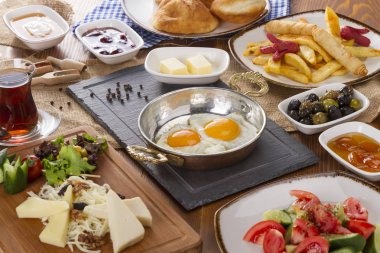 Ahşap masa üzerinde zengin Delicious Türkçe ve Arapça geleneksel kahvaltı hizmet