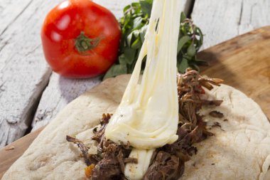 Et, peynir ve domates ile lezzetli kebap hazırlama