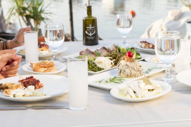 İnsanlar farklı deniz ürünleri yemek yeme ve içme açık café'de 