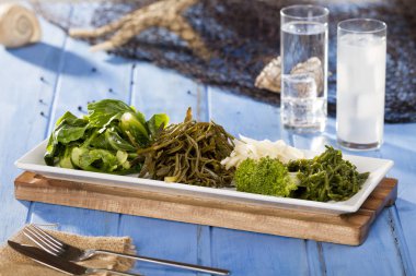 lezzetli aperatifler mavi masa üstü tabakta servis görünümünü kapat