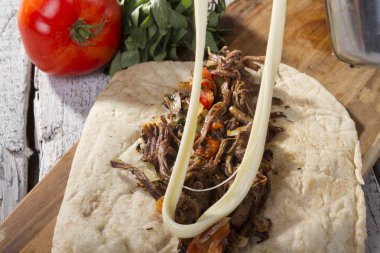 Et, peynir ve domates ile lezzetli kebap hazırlama