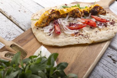 Türkçe ve Arapça geleneksel ramazan tavuk peynir erime ile Kebap 