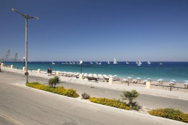 Rhodes, Yunanistan - 26 Ağustos 2017: Akti Miaouli plaj kısa yürüme mesafesinde Rodos'un şehir yer alır ve gri çakıl ve kum oluşur. Bu değil bir özellikle geniş bir plaj kum şerit.