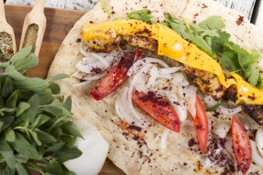 Türkçe ve Arapça geleneksel ramazan tavuk peynir erime ile Kebap 