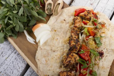 Türkçe ve Arapça geleneksel ramazan ızgara tavuk kebap rulo sarma için hazır 