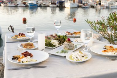 Tablo ayarı farklı deniz ürünleri yemek açık kafe 