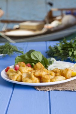 Kızarmış balık dilimleri ile yeşil ve mavi ahşap masa açık havada limon