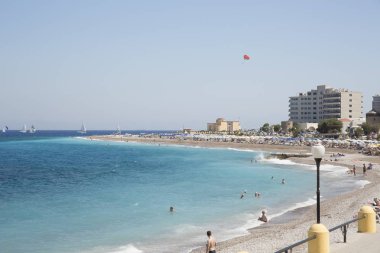 Rhodes, Yunanistan - 26 Ağustos 2017: Akti Miaouli plaj kısa yürüme mesafesinde Rodos'un şehir yer alır ve gri çakıl ve kum oluşur. Bu değil bir özellikle geniş bir plaj kum şerit.