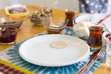 çeşitli pişmiş yemekleri ile hizmet tablo görünümünü kapat