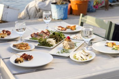 Tablo ayarı farklı deniz ürünleri yemek açık kafe 