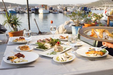 Tablo ayarı farklı deniz ürünleri yemek açık kafe 