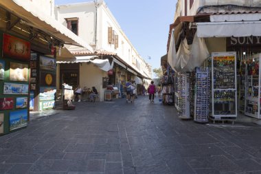 Rhodes, Yunanistan - 26 Ağustos 2017: Rodos eski şehrine, ünlü Socrates Caddesi mağazaları boyunca yürüyüş turistler, Avrupa'da ortaçağ şehri en iyi korunmuş. Hipokrat Meydanı.