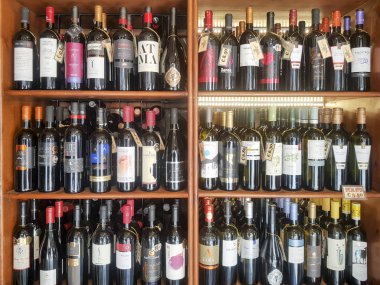 Rhodes, Yunanistan - 26 Ağustos 2017: Ahşap Hediyelik eşya likör dükkanı şişelerde uzo farklı türleri