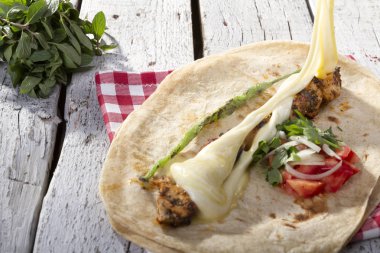 Türkçe ve Arapça geleneksel ramazan Tavuk Kebabı tortilla için hazır Eritme peynir ile şal