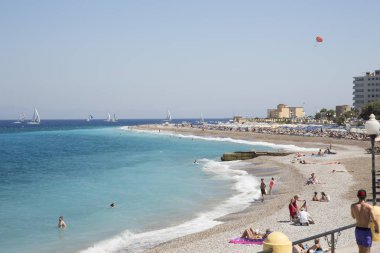 Rhodes, Yunanistan - 26 Ağustos 2017: Akti Miaouli plaj kısa yürüme mesafesinde Rodos'un şehir yer alır ve gri çakıl ve kum oluşur. Bu değil bir özellikle geniş bir plaj kum şerit.