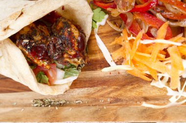 Türkçe ve Arapça geleneksel ramazan ızgara tavuk kebap rulo sarma 