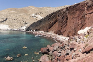 Santorini, Yunanistan - 25 Ağustos 2017: Red Beach Santorini tartışmalı Santorini en ünlü ve en güzel plajlarından biridir. Bulunduğu sadece bir adım ötede Akrotiri antik sitesi.