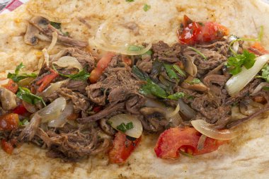 Türkçe ve Arapça geleneksel Delicious ramazan kuzu sığır eti kebabı soğan, domates, maydanoz ve rustik beyaz ahşap zemin üzerinde özel sosu ile flatbreadserving üzerinde.