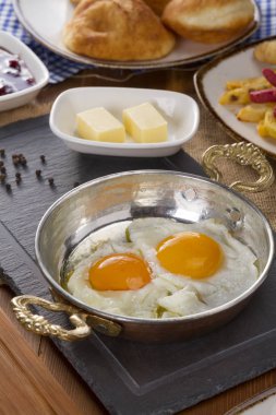 Ahşap masa üzerinde zengin Delicious Türkçe ve Arapça geleneksel kahvaltı hizmet