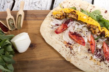 Türkçe ve Arapça geleneksel ramazan tavuk peynir erime ile Kebap 