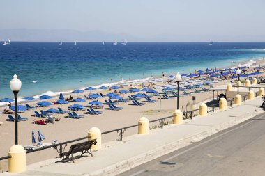 Rhodes, Yunanistan - 26 Ağustos 2017: Akti Miaouli plaj kısa yürüme mesafesinde Rodos'un şehir yer alır ve gri çakıl ve kum oluşur. Bu değil bir özellikle geniş bir plaj kum şerit.