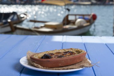 Türkçe ve Arapça tatlı pişmiş helva rustik ahşap zemin üzerinde. Yumuşak ve kremalı puding gibi tatlı bir tatlı görev yaptı, hayatının en iyi humus yapmak gibi bir şey. Kopya alanı.