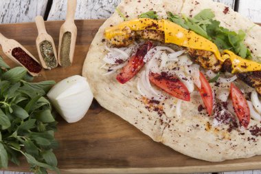 Türkçe ve Arapça geleneksel ramazan tavuk peynir erime ile Kebap 