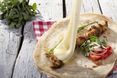 Türkçe ve Arapça geleneksel ramazan Tavuk Kebabı tortilla için hazır Eritme peynir ile şal