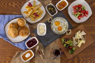 Ahşap masa üzerinde zengin Delicious Türkçe ve Arapça geleneksel kahvaltı hizmet