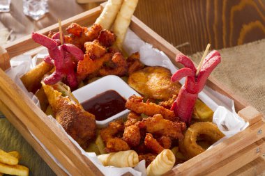 Soğuk köpüklü altın soğutulmuş cam, taslak bira hizmet lezzetli atıştırmalıklar ile