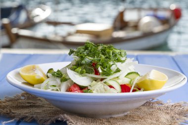 limon ve ahşap zemin üzerine yeşil sebze salatası yakın çekim