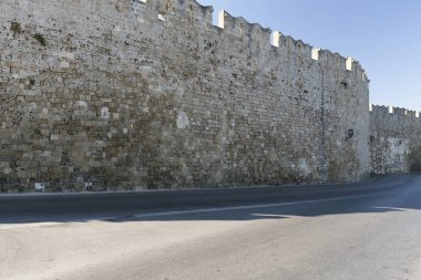 Tipik dar sokak ve Rodos Adası Yunanistan eski şehir alanı Mimarlık