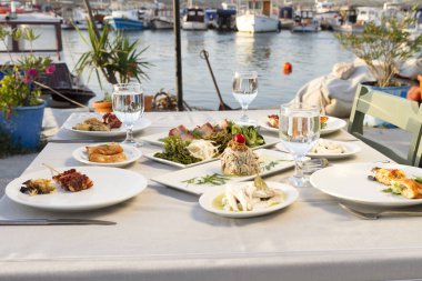 Tablo ayarı farklı deniz ürünleri yemek açık kafe 