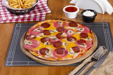 Lezzetli taze orijinal İtalyan pizza biberli ahşap tablo 