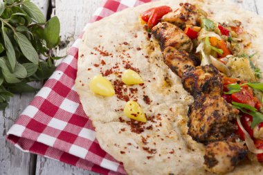 Türkçe ve Arapça geleneksel ramazan ızgara tavuk kebap rulo sarma için hazır