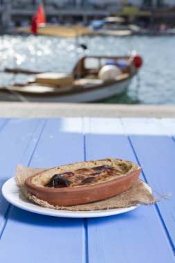 Türkçe ve Arapça tatlı pişmiş helva rustik ahşap zemin üzerinde. Yumuşak ve kremalı puding gibi tatlı bir tatlı görev yaptı, hayatının en iyi humus yapmak gibi bir şey. Kopya alanı.