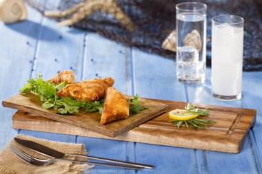 Lezzetli doldurulmuş altın kızarmış Türk borekas