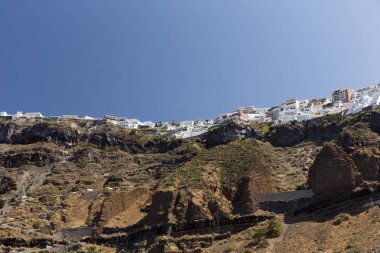 Fira bir caldera cliff üst kısmında yer alan ana şehir Santorini Adası var. Bu küçük otelin çarpıcı manzarası, Müzesi, teleferik, birkaç bar ve kulüpleri dışında olmasına rağmen merkezi konumu iyi yapar