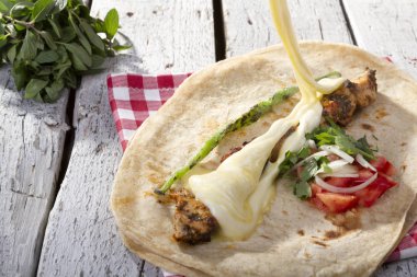Türkçe ve Arapça geleneksel ramazan Tavuk Kebabı tortilla için hazır Eritme peynir ile şal