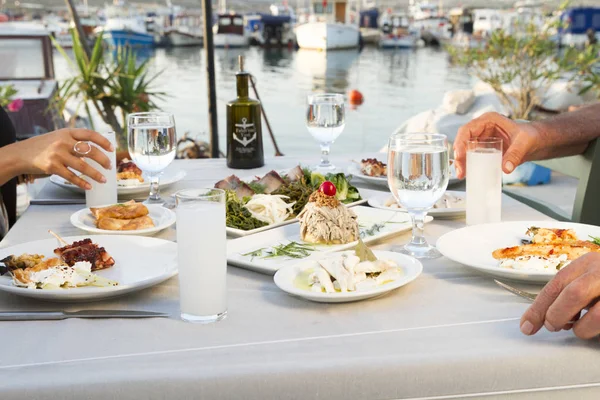 Menschen Essen Verschiedene Meeresfrüchte Und Trinken Outdoor Café — Stockfoto