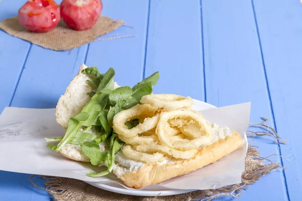 Heerlijke Deep Fried Ringen Sandwich Serveren Met Witte Cirkel Plaat — Stockfoto