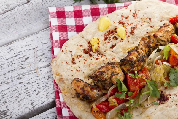 Türkçe ve Arapça geleneksel ramazan ızgara tavuk kebap rulo sarma için hazır