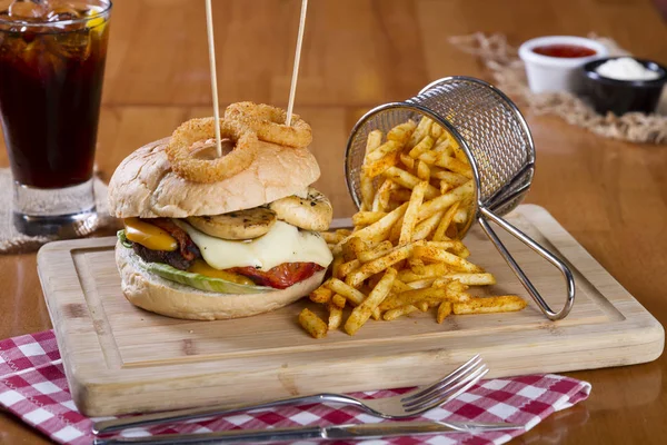 自制的汉堡配生菜 洋葱圈 西红柿切片 培根和切达干酪 在木桌背景上煎炸辣薯条 — 图库照片