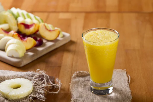 Heerlijke Gezonde Perzik Sinaasappel Mango Smoothie Een Cocktailglas Met Vers — Stockfoto