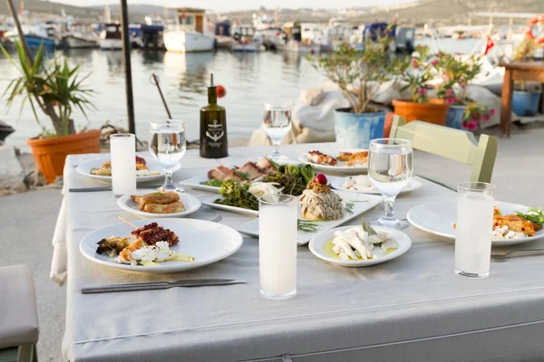 Tischdekoration Mit Verschiedenen Meeresfrüchten Outdoor Café — Stockfoto