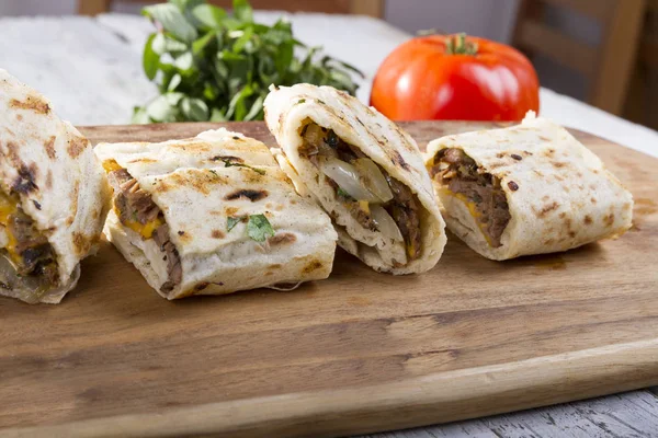 Türkische Und Arabische Traditionelle Ramadan Scheiben Rindfleisch Dönerrollen Wrap — Stockfoto