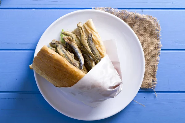 Türkische Traditionelle Köstliche Tiefgetrocknete Europäische Sardellen Fisch Sandwich Zutaten Scheiben — Stockfoto